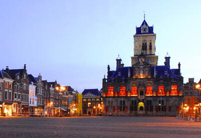 Marktplein_Delft_bij_vallen_avond.18a1befa